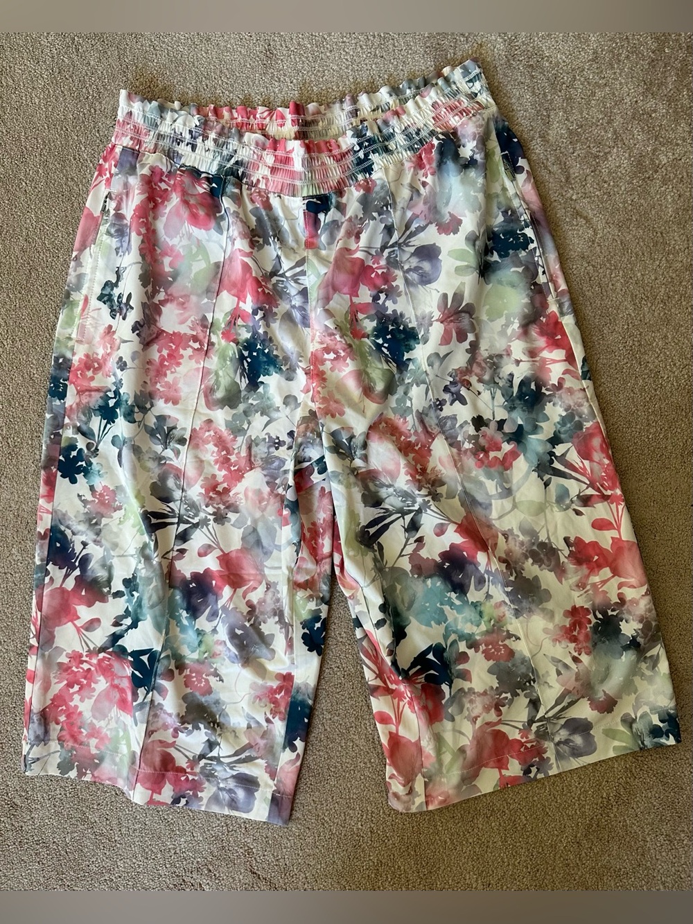 Athleta Capris Baggy Zippered Pockets Floral Stretchy Waist Size L
